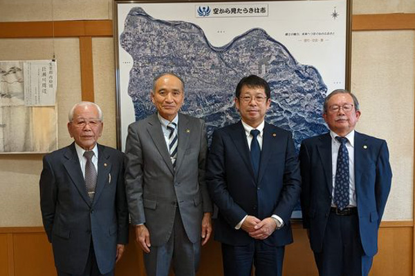 うきは市　高木典雄市長を表敬訪問（久留米支部井村支部長と竹下会員とご一緒）